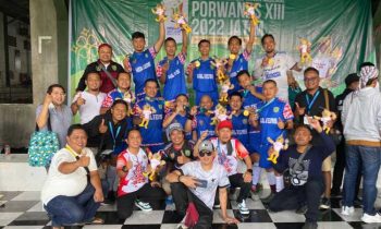 Atlet Futsal PWI Kalteng bersama official merayakan kemenangan atas perolehan medali emas dalam Porwanas 2022 di Malang Raya Jawa Timur.