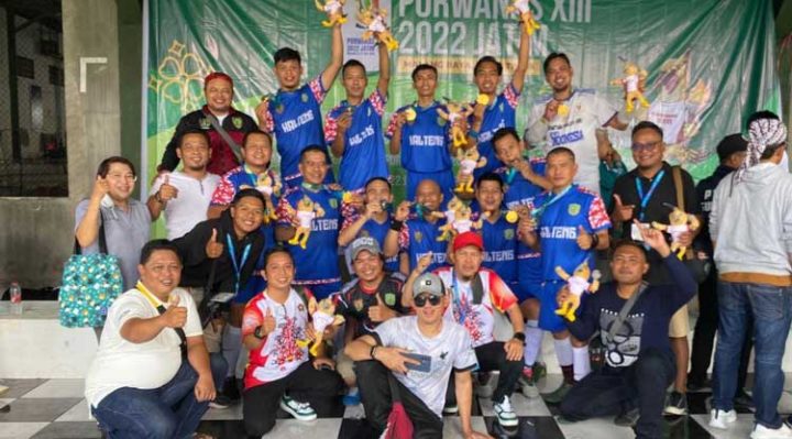 Atlet Futsal PWI Kalteng bersama official merayakan kemenangan atas perolehan medali emas dalam Porwanas 2022 di Malang Raya Jawa Timur.