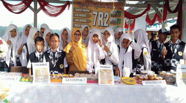 Bazar Kewirausahaan siswa dan siswi SMPN 4 Sampit yang menjajakan berbagai produk olahan buah nanas Senin 21 November 2022.
