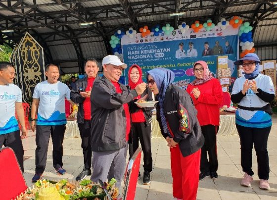 Bupati Kabupaten Kotim Halikinnor saat menyuapi salah satu tenaga kesehatan Kotim