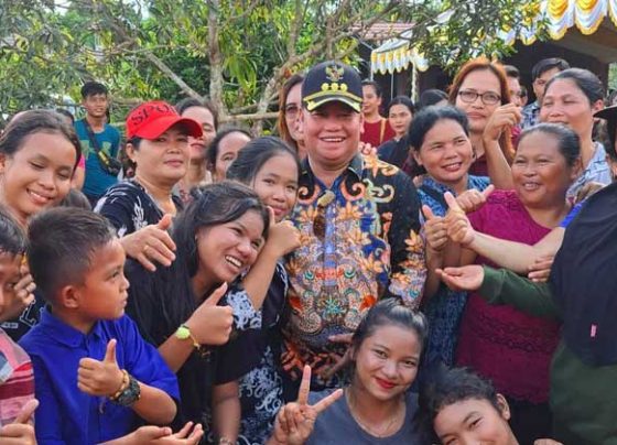 Bupati Kotawaringin Timur Halikinnor berfoto bersama masyarakat Desa Sebungsu Kecamatan Tualan Hulu.