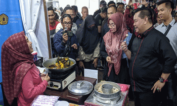 Bupati Kotim Halikinnor dan Wakil Bupati Irawati mencicipi produk UMKM di Sampit Trade Expo 2022 Senin malam 7 November 2022.