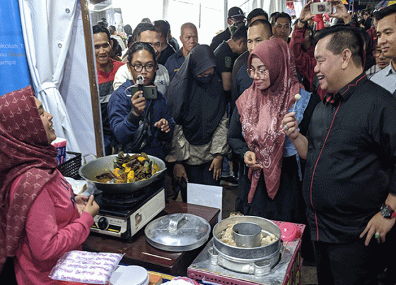 Bupati Kotim Halikinnor dan Wakil Bupati Irawati mencicipi produk UMKM di Sampit Trade Expo 2022 Senin malam 7 November 2022.