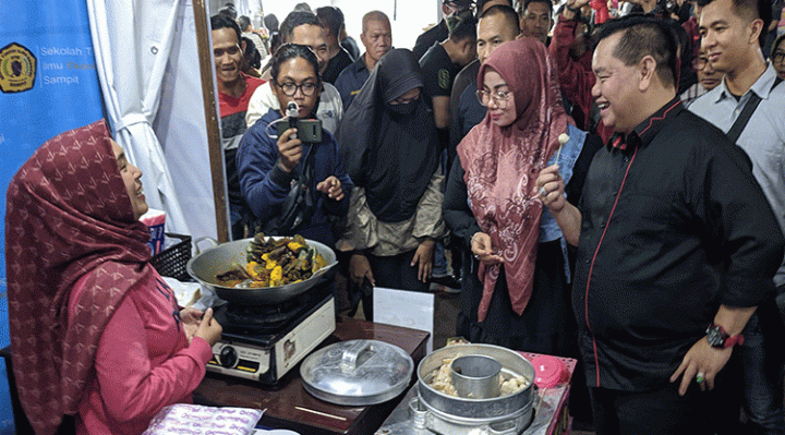 Bupati Kotim Halikinnor dan Wakil Bupati Irawati mencicipi produk UMKM di Sampit Trade Expo 2022 Senin malam 7 November 2022.