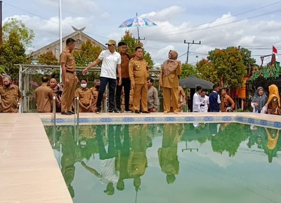 Bupati Kotim Halikinnor didampingi Kepala SMP Negeri 4 Sampit Suyatmi saat meresmikan kolam renang Senin 21 November 2022
