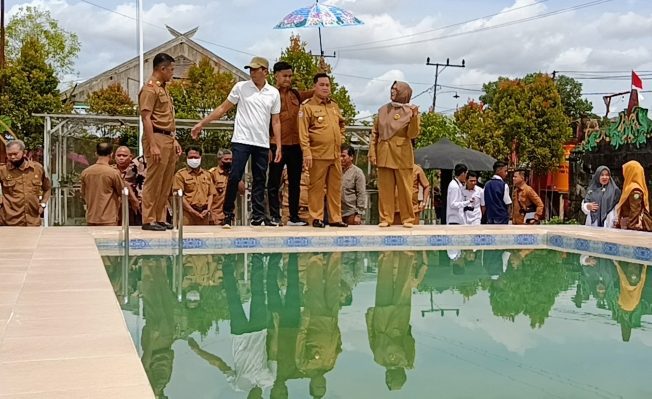 Bupati Kotim Halikinnor didampingi Kepala SMP Negeri 4 Sampit Suyatmi saat meresmikan kolam renang Senin 21 November 2022