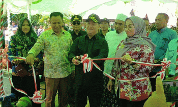 Bupati Kotim Halikinnor didampingi Wabup Irawati disaksikan Wakil Ketua DPRD Kotim Rudianur memotong pita tanda diresmikannya jembatan titian di Desa Babaung Sabtu 5 November 2022.