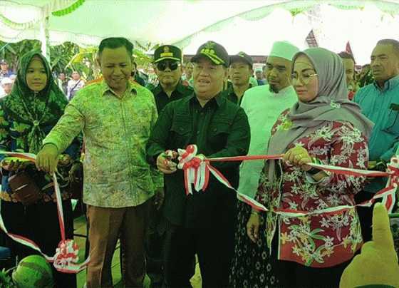 Bupati Kotim Halikinnor didampingi Wabup Irawati disaksikan Wakil Ketua DPRD Kotim Rudianur memotong pita tanda diresmikannya jembatan titian di Desa Babaung Sabtu 5 November 2022.