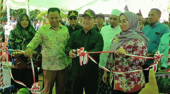 Bupati Kotim Halikinnor didampingi Wabup Irawati disaksikan Wakil Ketua DPRD Kotim Rudianur memotong pita tanda diresmikannya jembatan titian di Desa Babaung Sabtu 5 November 2022.