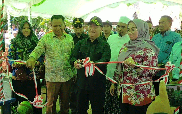 Halikin Resmikan Jembatan Titian Menuju Makam Guru Asri Desa Babaung