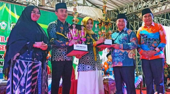 Bupati Kotim Halikinnor didampingi Wakil Bupati Kotim Irawati dan Sekertaris Daerah Fajurrahman saat menyerahkan piala juara umum kepada Camat MB Ketapang