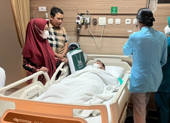 Bupati Kotim Halikinnor didampingi istrinya Khairiah dan Sekda Kotim Fajrurrahman usai menjalani operasi Jumat 25 November 2022