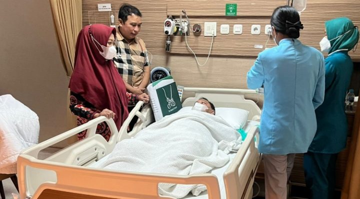 Bupati Kotim Halikinnor didampingi istrinya Khairiah dan Sekda Kotim Fajrurrahman usai menjalani operasi Jumat 25 November 2022