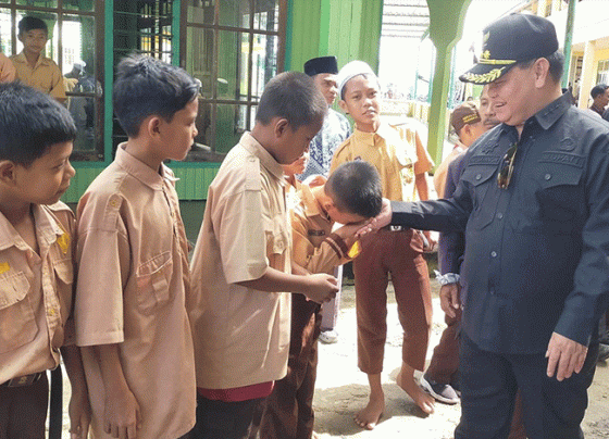 Bupati Kotim Halikinnor menyalami para santri saat berkunjung ke Pondok Pesantren Sabilal Muhtadin Sabtu 5 November 2022.