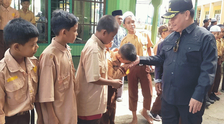 Bupati Kotim Halikinnor menyalami para santri saat berkunjung ke Pondok Pesantren Sabilal Muhtadin Sabtu 5 November 2022.