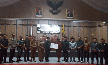 Bupati Kotim Halikinnor menyerahkan dokumen RAPBD 2023 kepada Ketua DPRD Kotim Rinie.