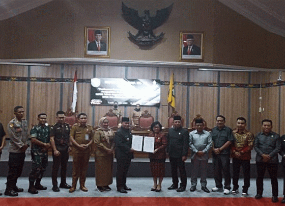 Bupati Kotim Halikinnor menyerahkan dokumen RAPBD 2023 kepada Ketua DPRD Kotim Rinie.