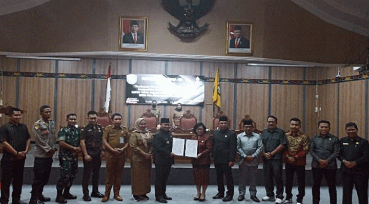 Bupati Kotim Halikinnor menyerahkan dokumen RAPBD 2023 kepada Ketua DPRD Kotim Rinie.