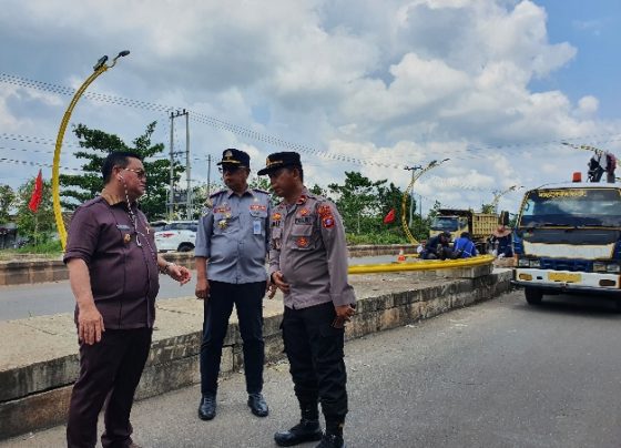 Bupati Kotim Halikinnor saat berbincang dengan Kapolsek Baamang dan Kepala Dishub Johny Tangkere