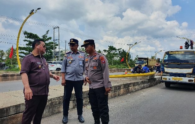 Bupati Kotim Halikinnor saat berbincang dengan Kapolsek Baamang dan Kepala Dishub Johny Tangkere