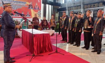 Bupati Kotim Halikinnor saat melantik tujuh damang di Gedung Serbaguna Jumat 411