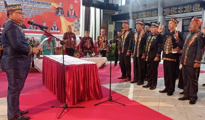 Bupati Kotim Halikinnor saat melantik tujuh damang di Gedung Serbaguna Jumat 411
