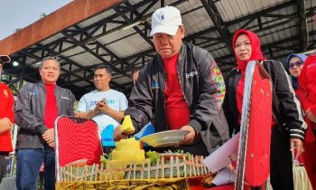 Bupati Kotim Halikinnor saat memotong tumpeng