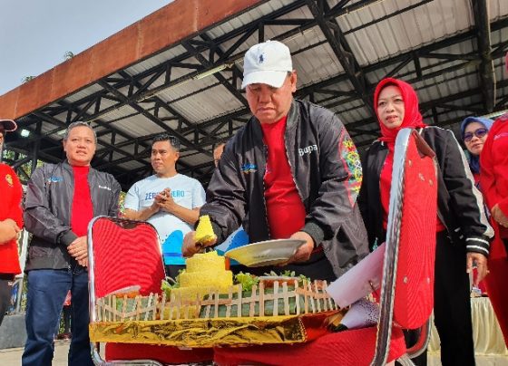 Bupati Kotim Halikinnor saat memotong tumpeng