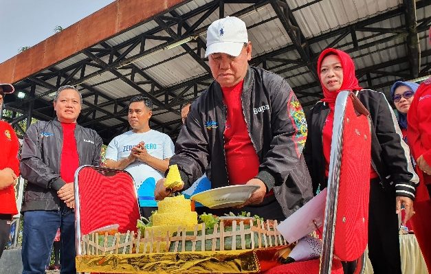 Bupati Kotim Halikinnor saat memotong tumpeng