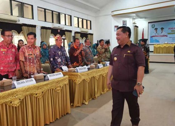 Bupati Kotim Halikinnor saat menyapa para Camat