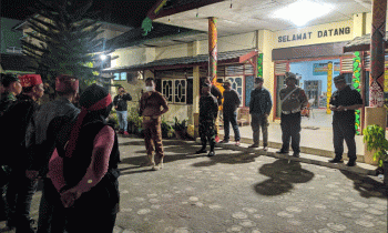 Camat MB Ketapang Eddy Hidayat bersama degan para mantir melakukan penertiban di lokalisasi ilegal.