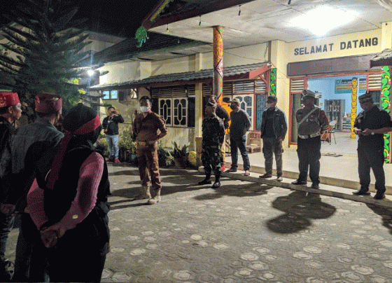 Camat MB Ketapang Eddy Hidayat bersama degan para mantir melakukan penertiban di lokalisasi ilegal.