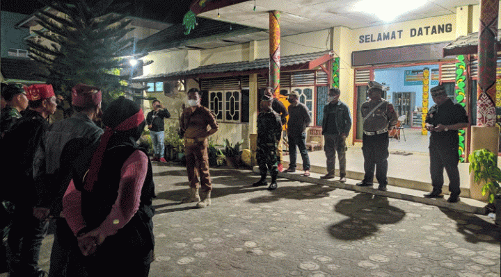 Camat MB Ketapang Eddy Hidayat bersama degan para mantir melakukan penertiban di lokalisasi ilegal.