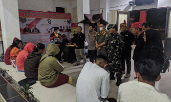 Camat MB Ketapang Eddy Hidayat didampingi jajaran Forkopimda dan Dewan Adat Dayak setempat saat memberikan binaan kepada beberapa pelaku PSK dan 2 pemuda yang tertangkap tangan sebagai pelanggan.