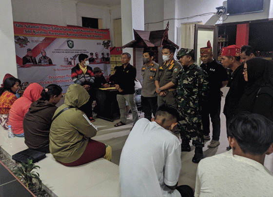 Camat MB Ketapang Eddy Hidayat didampingi jajaran Forkopimda dan Dewan Adat Dayak setempat saat memberikan binaan kepada beberapa pelaku PSK dan 2 pemuda yang tertangkap tangan sebagai pelanggan.