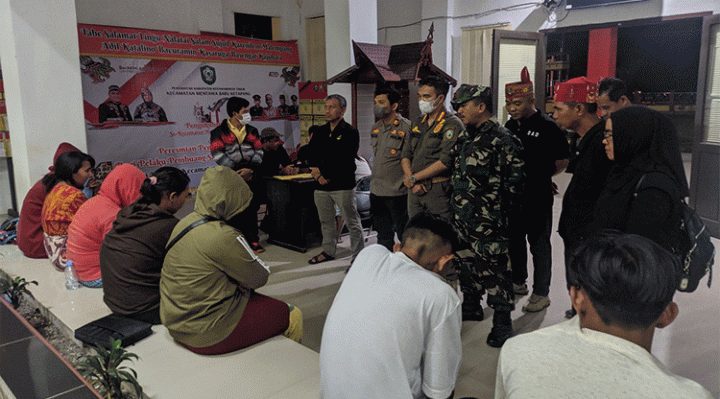 Camat MB Ketapang Eddy Hidayat didampingi jajaran Forkopimda dan Dewan Adat Dayak setempat saat memberikan binaan kepada beberapa pelaku PSK dan 2 pemuda yang tertangkap tangan sebagai pelanggan.