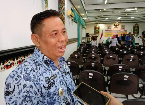 Camat Tualan Hulu Admadi Sastra saat diwawancara wartawan