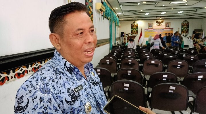 Camat Tualan Hulu Admadi Sastra saat diwawancara wartawan