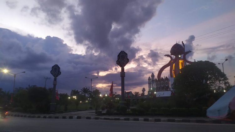 Cuaca Sampit Agak Berawan, Gerhana Bulan Luput dari Pandangan