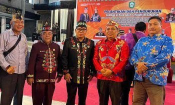 Damang Tualan Hulu Leger T Kunum tiga kiri bersama dengan Camat Tualan Hulu Admadisastra berfoto bersama usai pelantikan damang di Gedung Serbaguna Sampit Jumat 4 November 2022
