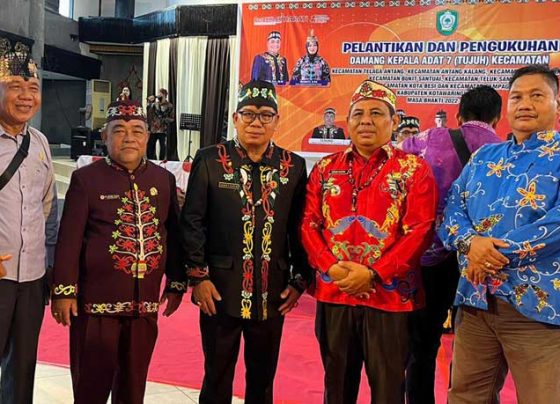 Damang Tualan Hulu Leger T Kunum tiga kiri bersama dengan Camat Tualan Hulu Admadisastra berfoto bersama usai pelantikan damang di Gedung Serbaguna Sampit Jumat 4 November 2022