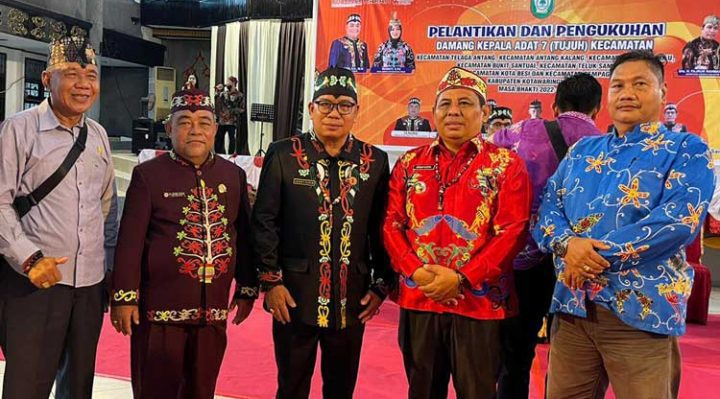 Damang Tualan Hulu Leger T Kunum tiga kiri bersama dengan Camat Tualan Hulu Admadisastra berfoto bersama usai pelantikan damang di Gedung Serbaguna Sampit Jumat 4 November 2022