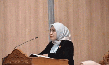 Darmawati menyampaikan Pandangan Akhir Fraksi Partai Golkar pada Rapat Paripurna DPRD Kotim Masa Sidang III Selasa 22 November 2022.