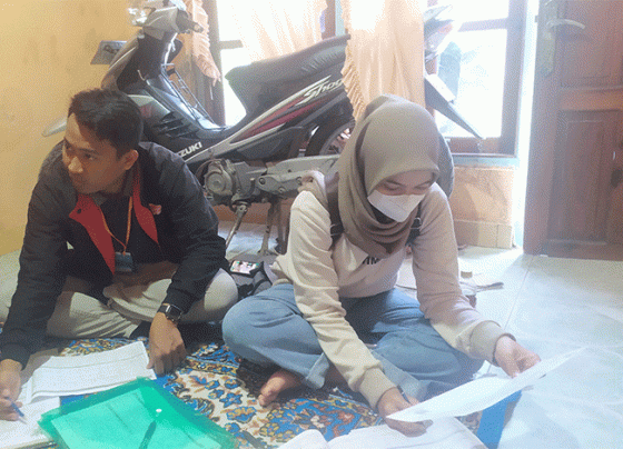 Dua mitra BPS Kotim melakukan pendataan Regsosek Selasa 1 November 2022.