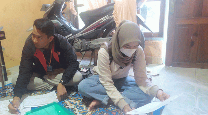 Dua mitra BPS Kotim melakukan pendataan Regsosek Selasa 1 November 2022.