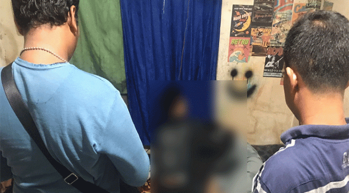 Dua polisi berpakaian preman mengamankan dua sejoli yang digerebek karena melakukan persetubuhan di rumah kosong.