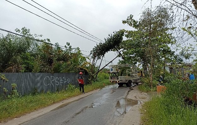 Evakuasi Tiang Listrik PLN yang nyaris roboh akibat hujan lebat disertai angin kencang Jumat 18 November 2022 pukul 1529 WIB 1
