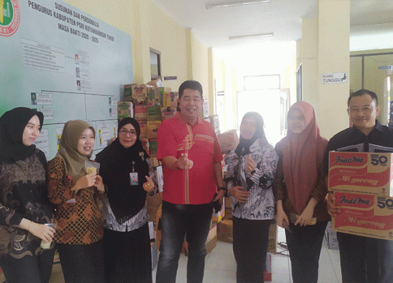 Foto bersama Ketua PGRI Kotim Suparmadi bersama pengurus lainnya Sabtu 5 November 2022.