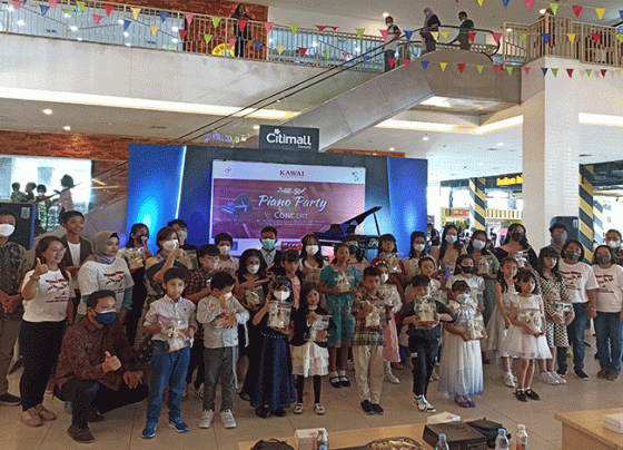 Foto bersama para penampil piano Party Concert yang diselenggarakan Hesty Candra Kawai Music School Sampit Minggu 20 November 2022.