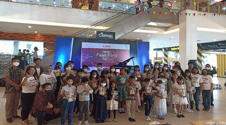 Foto bersama para penampil piano Party Concert yang diselenggarakan Hesty Candra Kawai Music School Sampit Minggu 20 November 2022.